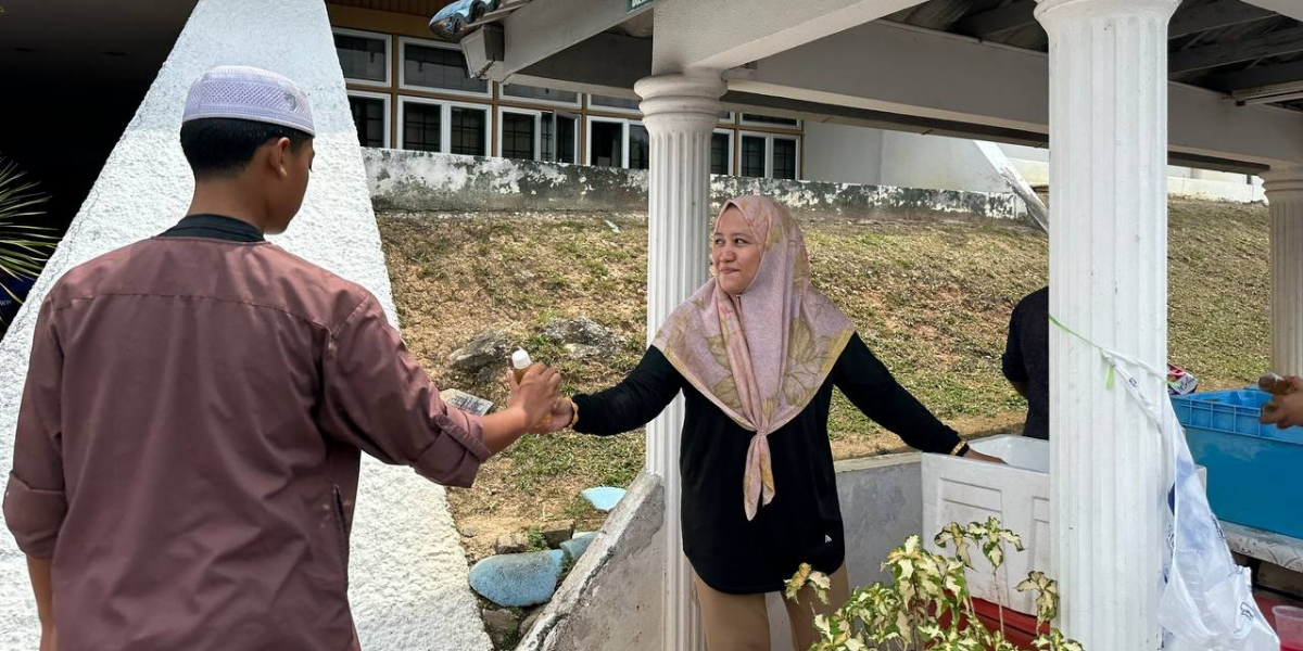 CSR JUMAAT: SENYUMAN MANIS DI MASJID NEGERI BERSAMA ICE TEA PEACH MENGKUDU