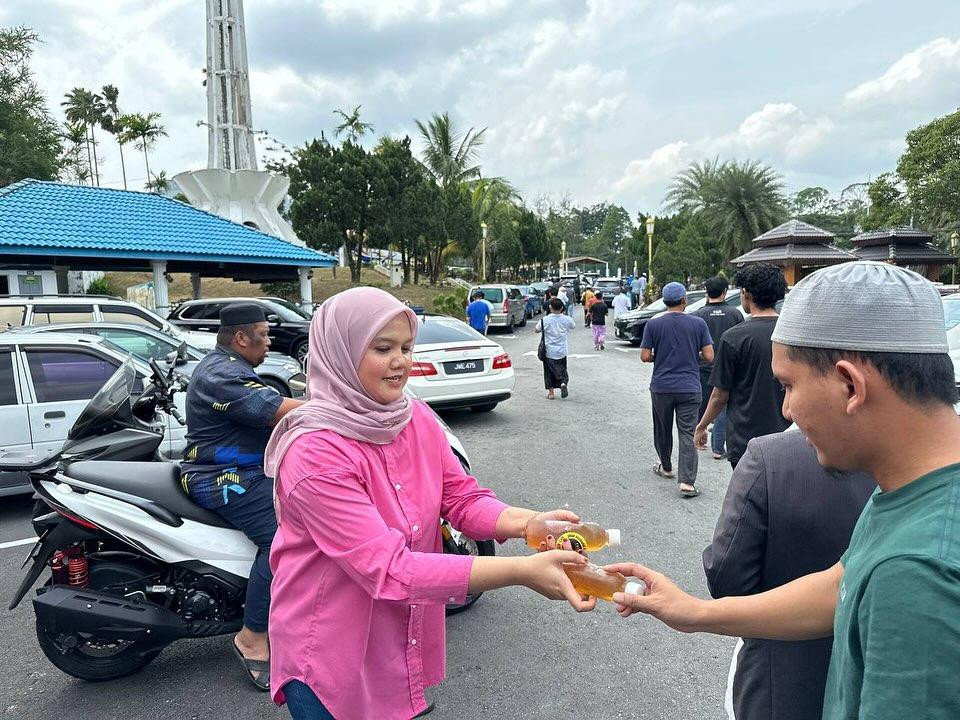 CSR Jumaat: Senyuman Manis di Masjid Negeri Bersama Ice Tea Peach Mengkudu CSR Jumaat: Senyuman Manis di Masjid Negeri Bersama Ice Tea Peach Mengkudu